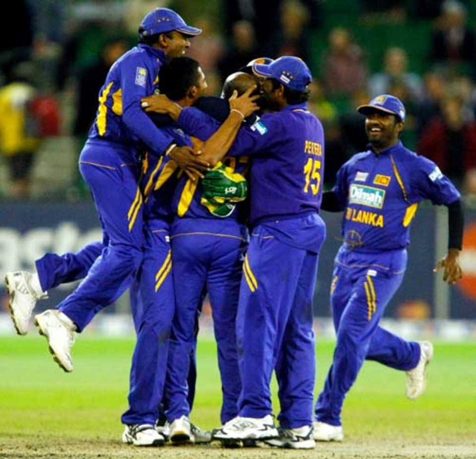 Sri Lanka huddle around Sanath Jayasuriya after completing the win