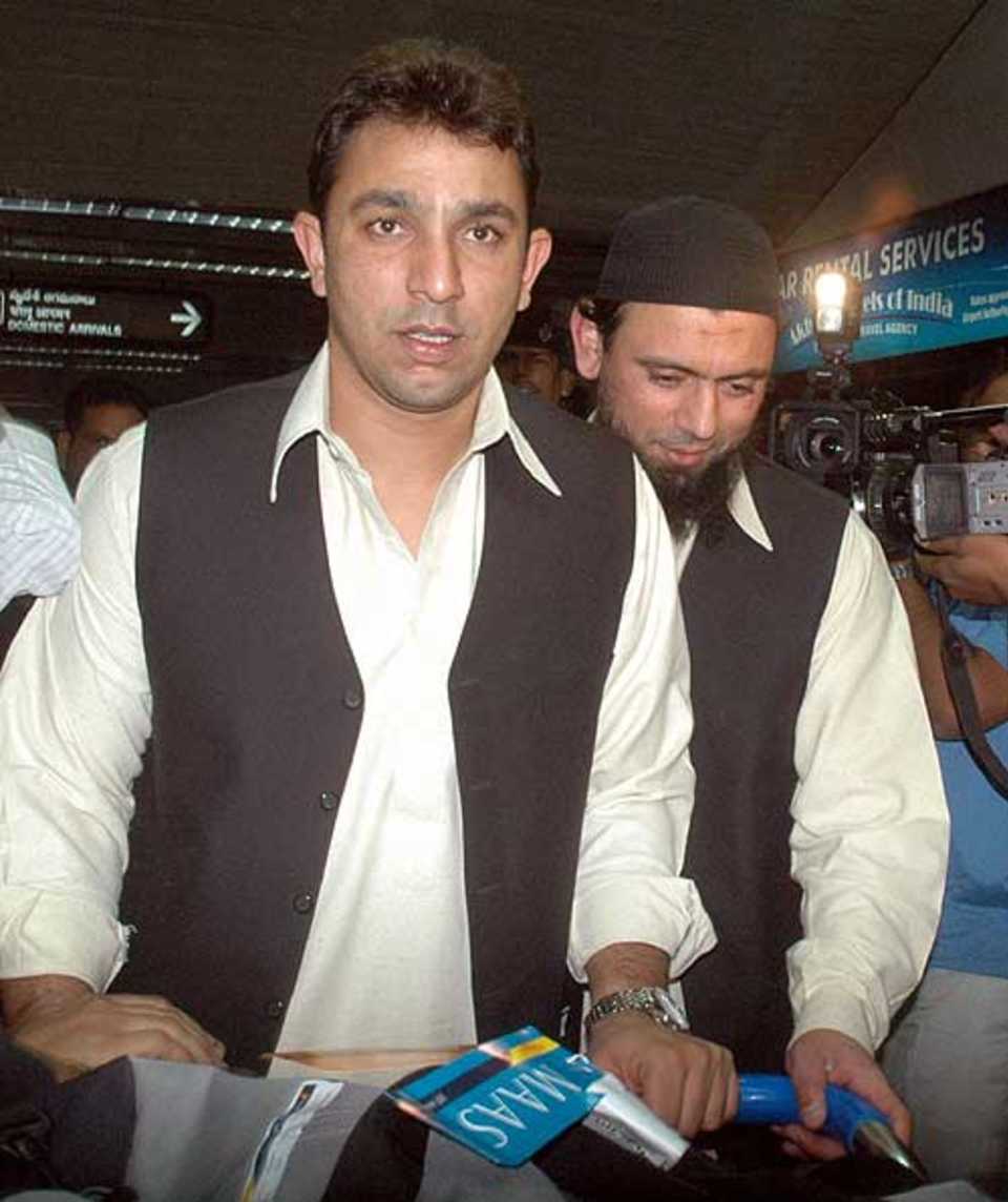 Azhar Mahmood and Saqlain Mushtaq arrive in Hyderabad