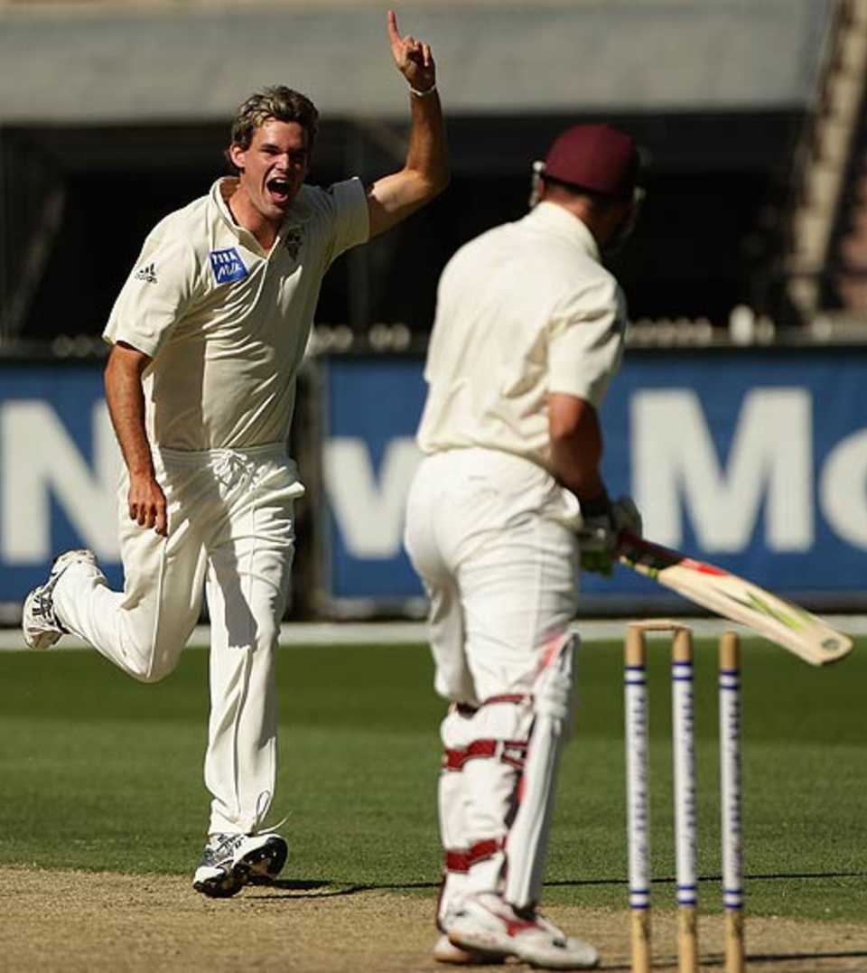 Clint McKay bowls Aaron Nye on his way to a three-wicket haul, Victoria v Queensland, Pura Cup, Melbourne, March 9, 2008 