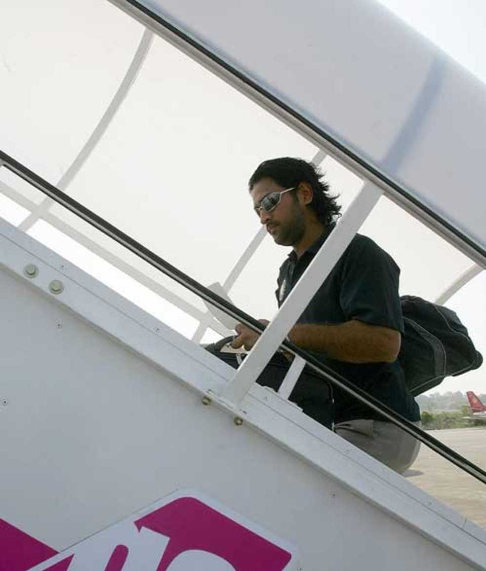 MS Dhoni boards a plane in Goa during the one-day series against England, 04 April 2006