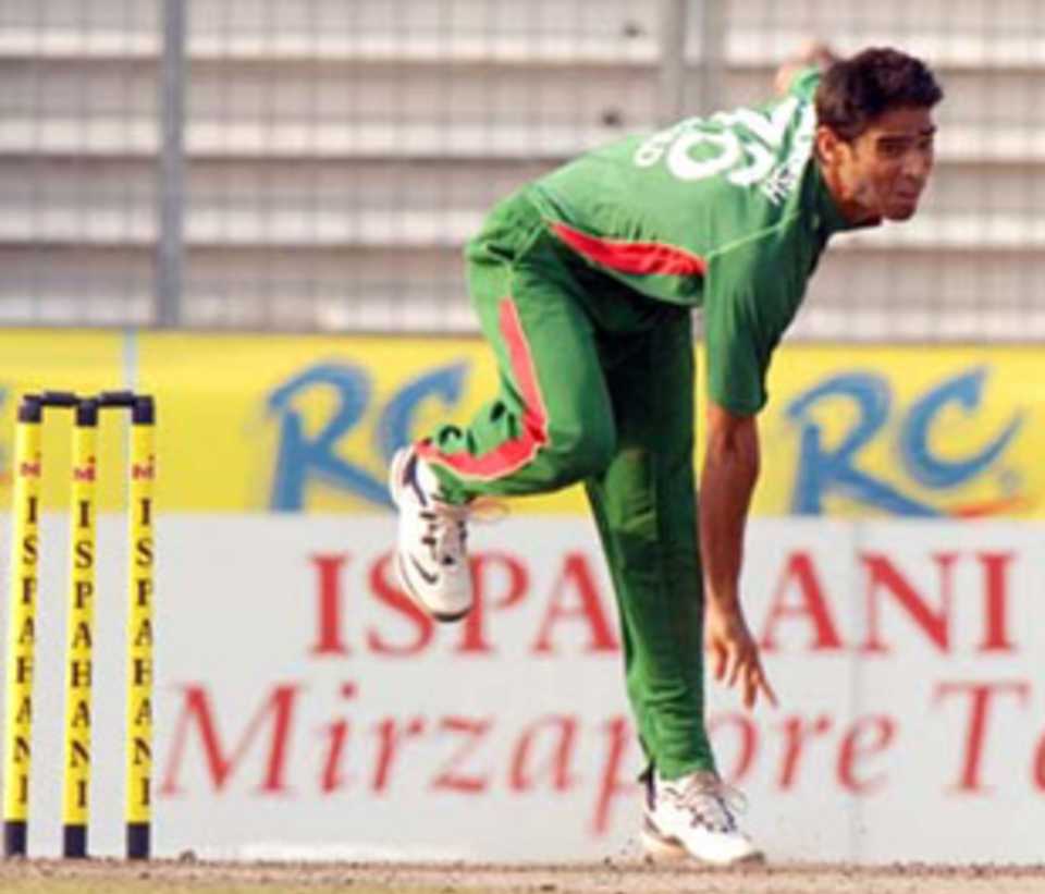 Farhad Reza in his delivery stride, Bangladesh v Ireland, 2nd ODI, Mirpur, March 20, 2008 