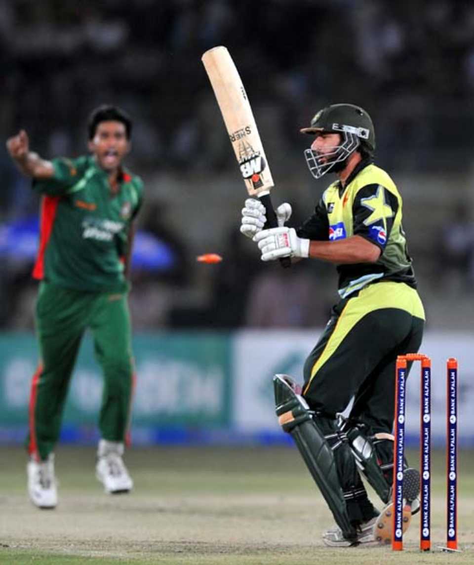 Shahid Afridi is cleaned up by Shahadat Hossain