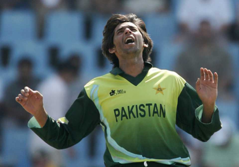 Mohammad Asif reacts after an appeal is turned down, Pakistan v Sri Lanka, Twenty20 warm-up, Centurion, September 9, 2007