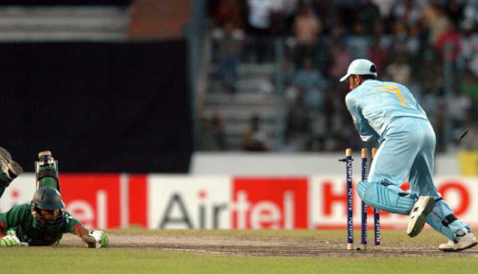 Mahendra Singh Dhoni whips off the bails before Farhad Reza can dive in, Bangladesh v India, 3rd ODI, Kitply Cup, Mirpur, June 12, 2008