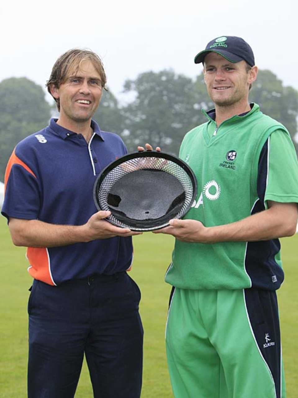 Netherlands captain Jeroen Smits and Ireland captain William Porterfield pose for the cameras