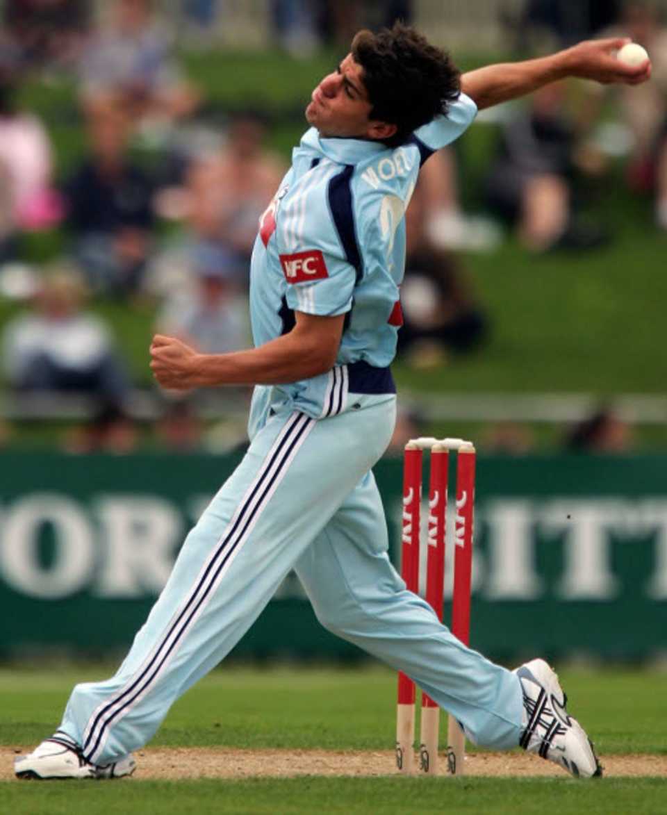 Moises Henriques in his delivery stride, Tasmania v New South Wales, Australian Twenty20 Competition, Group B, Bellerive Oval, Hobart, January 10, 2005