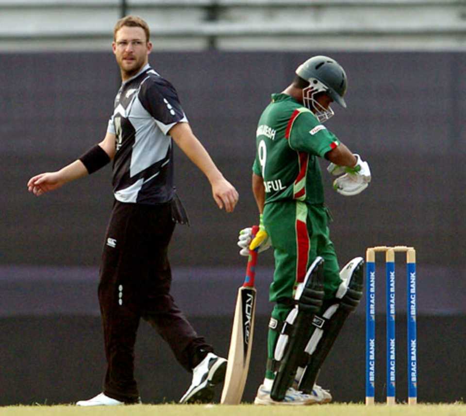 Daniel Vettori glances as Mohammad Ashraful reflects on a shot