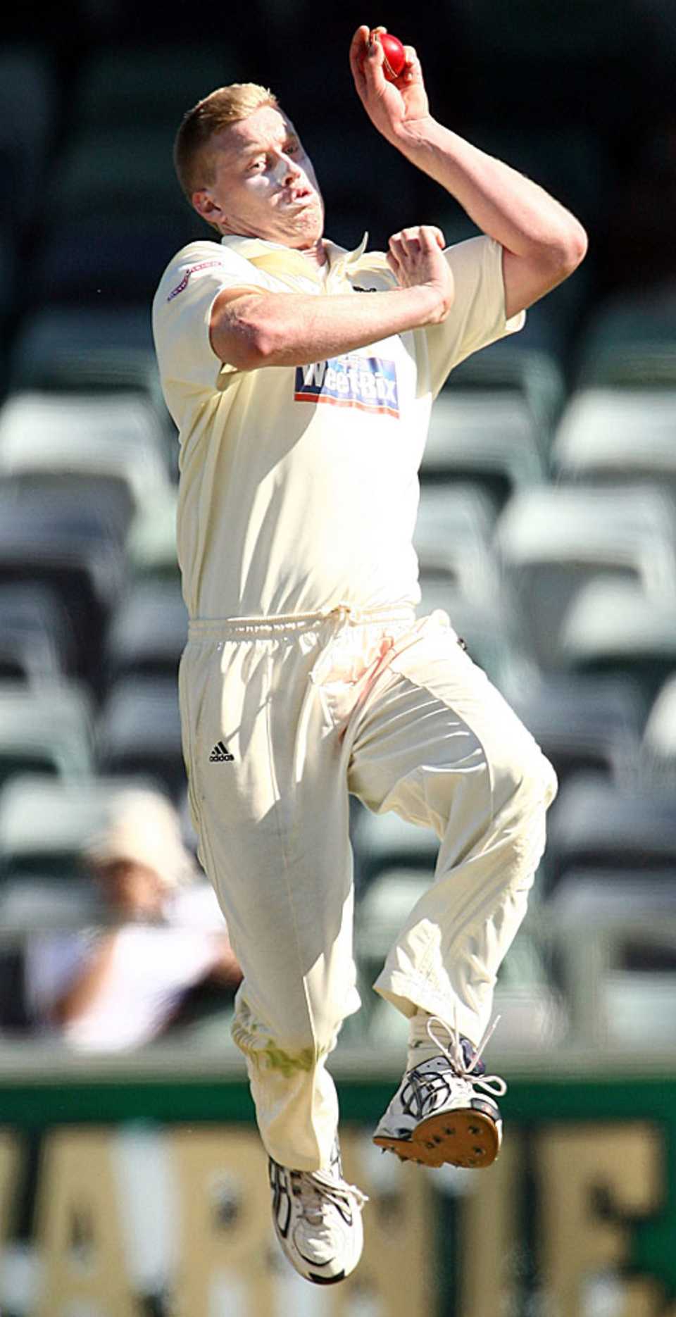 Arron Crawford steams in on debut, Western Australia v New South Wales, Sheffield Shield, 3rd day, Perth, October 12, 2008
