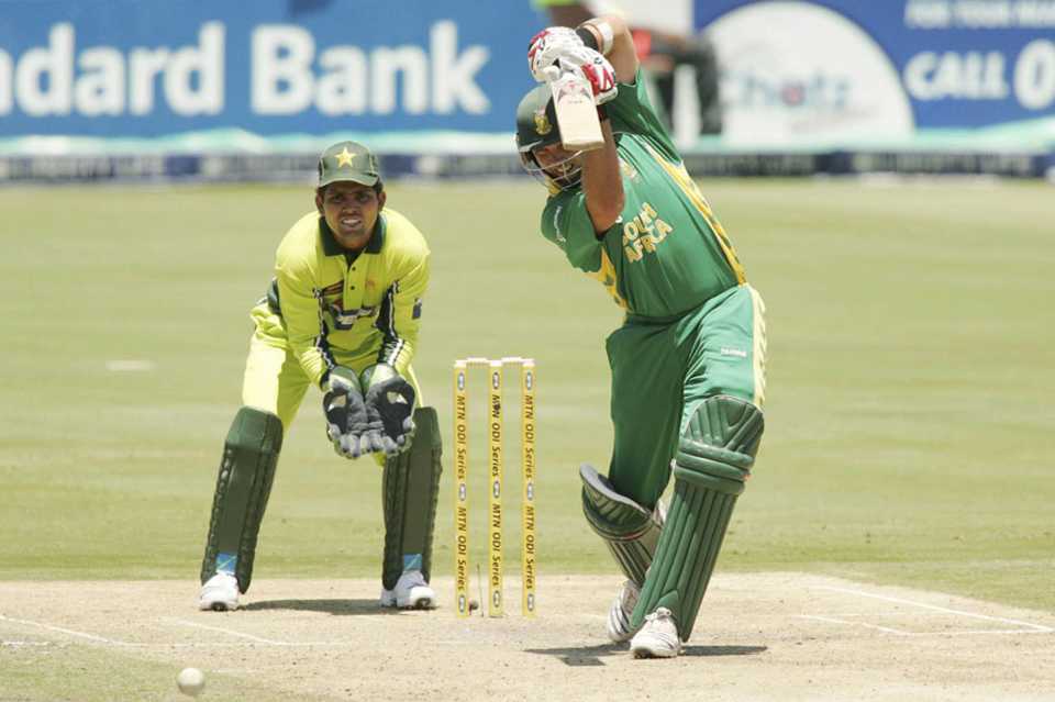 Jacques Kallis keeps the elbow high as he drives the ball