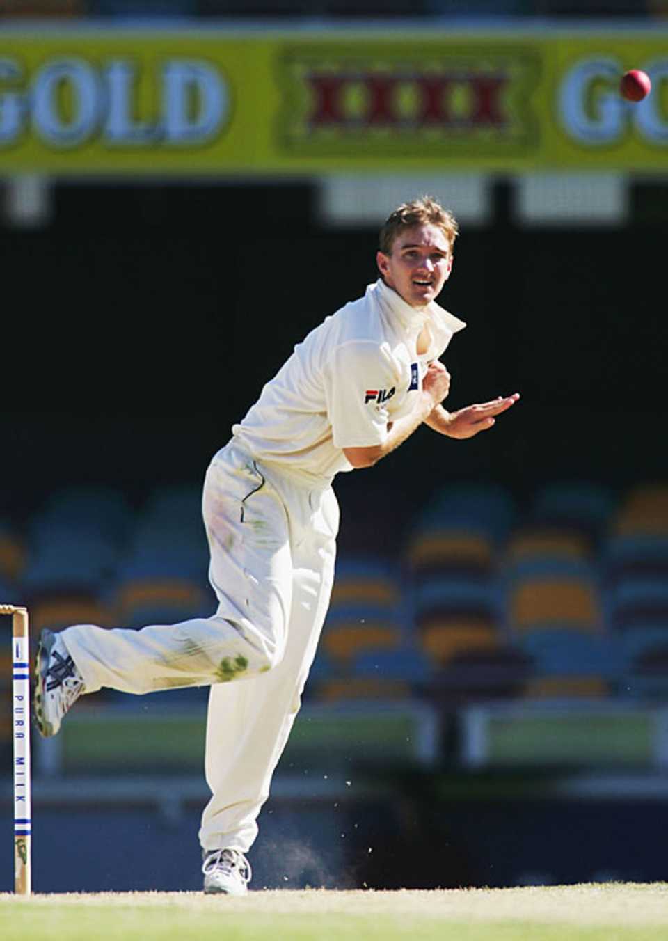 Nathan Hauritz delivers the ball, Queensland v Tasmania, Pura Cup, Brisbane, 3rd day, December 1, 2004