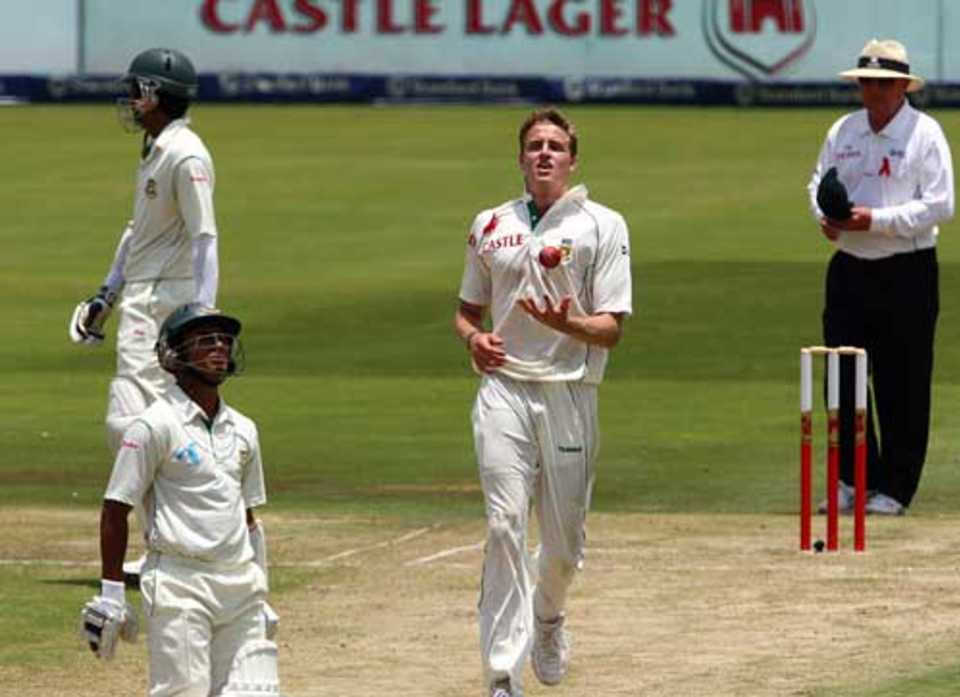 Morne Morkel celebrates the wicket of Mohammad Ashraful, South Africa v Bangladesh, second Test, Centurion, 26 November, 2008