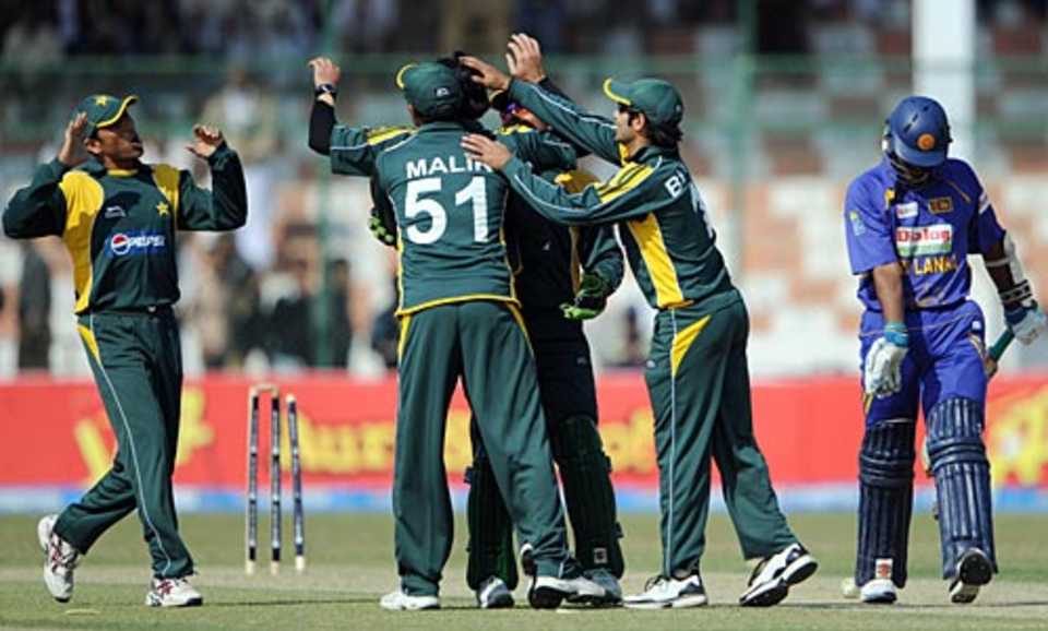 Pakistan players celebrate the fall of Thilan Thushara's wicket, Pakistan v Sri Lanka, 1st ODI, Karachi, January 20, 2009