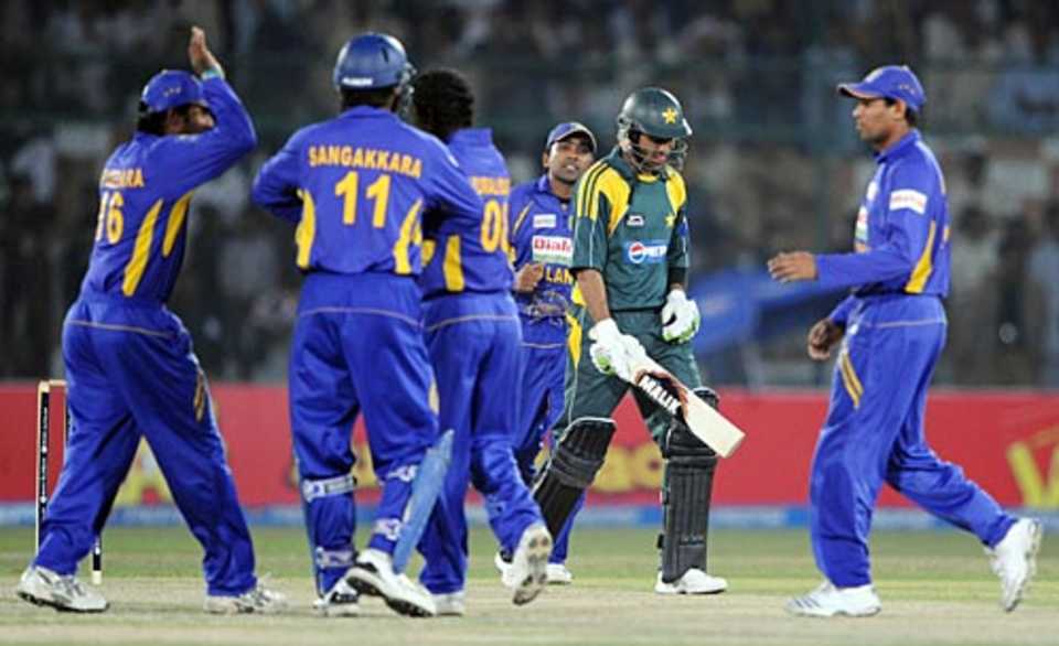 Team-mates rush in to congratulate Muttiah Muralitharan on picking up Shoaib Malik's wicket, Pakistan v Sri Lanka, 2nd ODI, Karachi, January 21, 2009