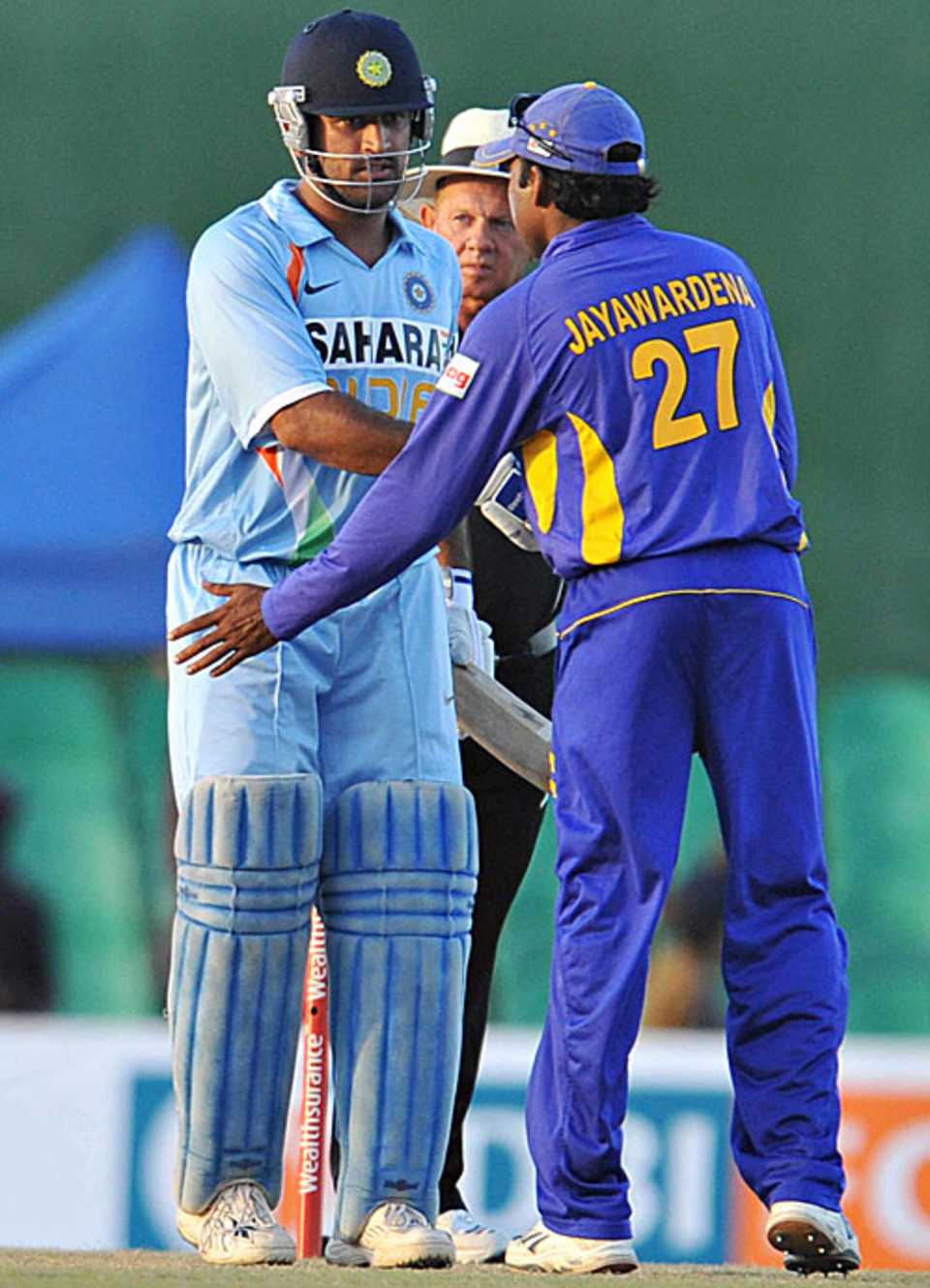 Mahendra Singh Dhoni and Mahela Jayawardene shake hands after India's win 