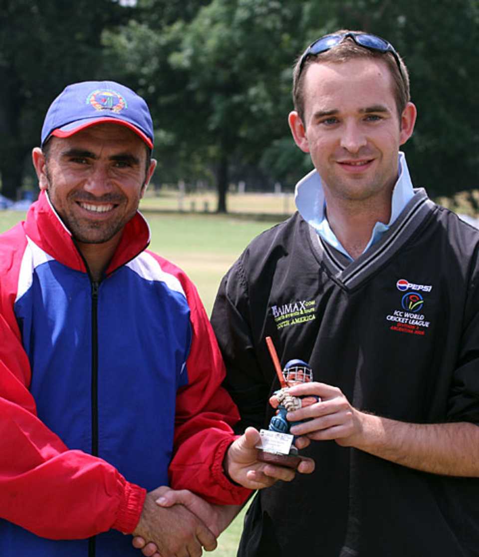 Karim Khan gets the Man-of-the-Match award from ICC's Chris Hurst, Afghanistan v Papua New Guinea, World Cricket League, Buenos Aires, January 28, 2009
