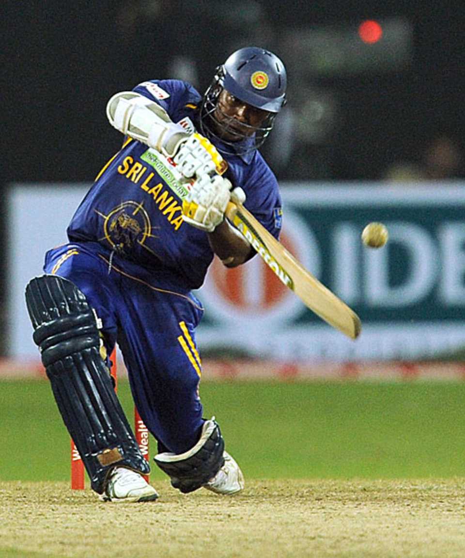 Thilina Kandamby hits out during the tense phase of the chase, Sri Lanka v India, 2nd ODI, Colombo, January 31, 2009