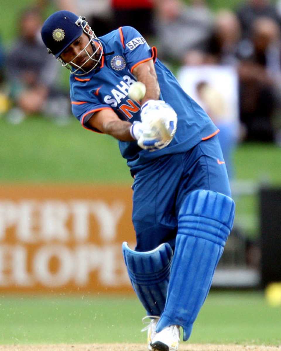 Mahendra Singh Dhoni cuts loose, New Zealand v India, 1st ODI, Napier, March 3, 2009