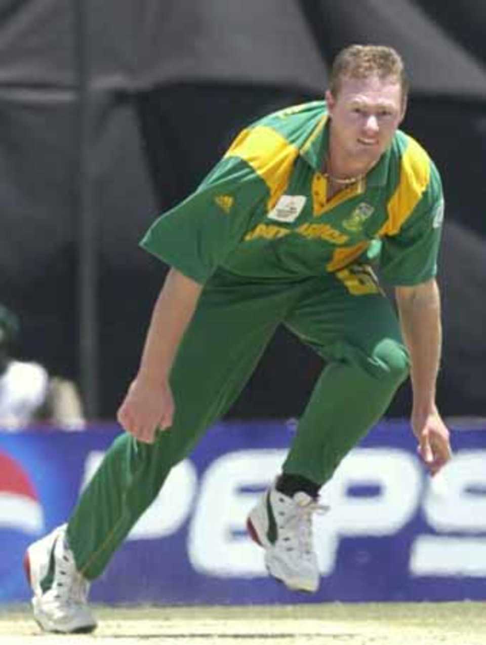 Lance Klusener bowling v England at the ICC KO 2000