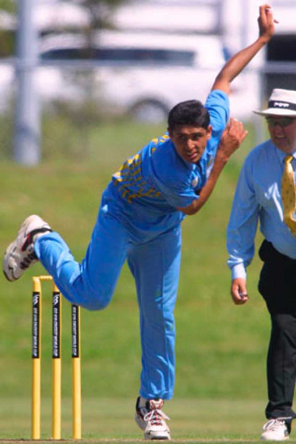 India Under-19 bowler Maninder Bisla delivers a ball during his spell of 1-23 from 10 overs as umpire Ian Shine looks on. ICC Under-19 World Cup Group A: India Under-19s v South Africa Under-19s at North Harbour Stadium, Auckland, 23 January 2002.