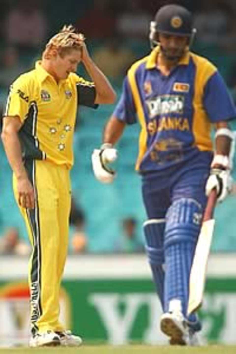 Watson shows his frustration, Australia v Sri Lanka, VB Series, 2002/03