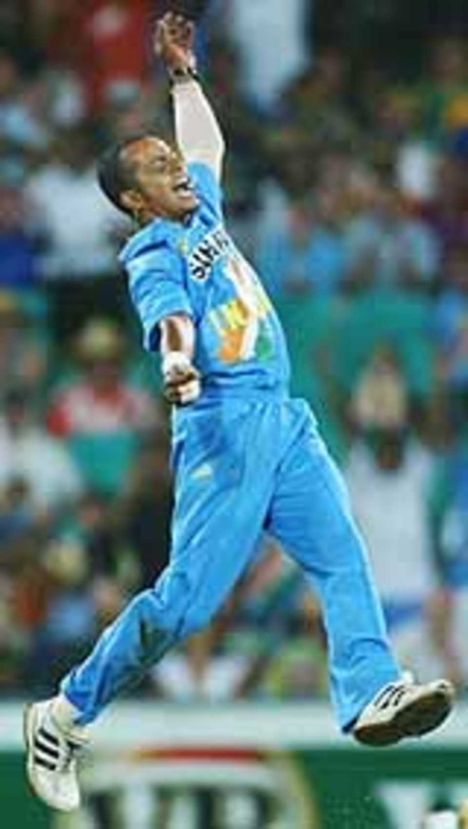 Murali Kartik spins in the air, Australia v India, VB Series, 7th ODI, Sydney, January 22, 2004