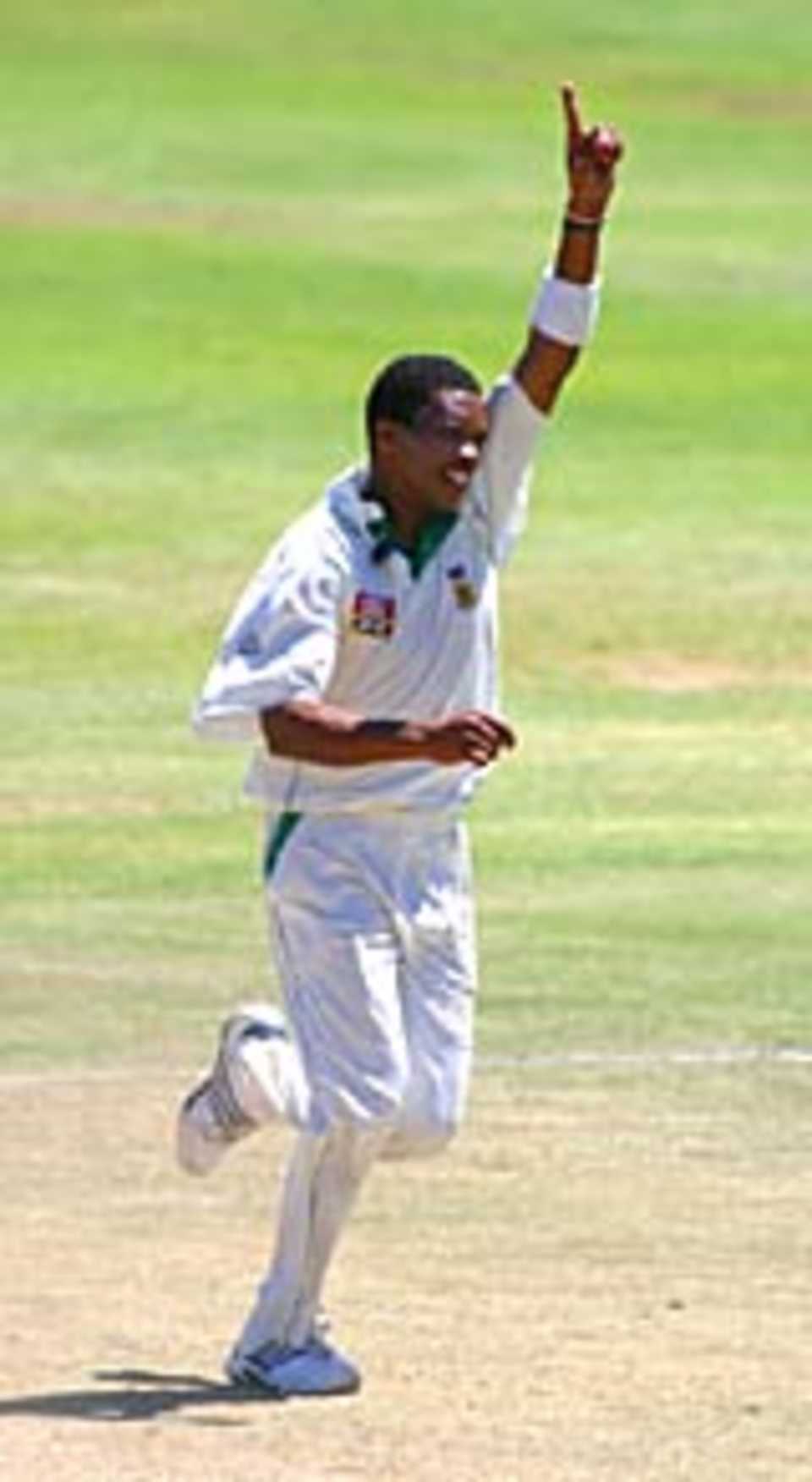 Makhaya Ntini claims the final wicket, South Africa v England, 3rd Test, Cape Town, 5th day, January 6, 2005