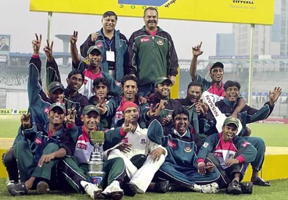 The victorious Bangladesh side after the 1-0 series win, Bangladesh v Zimbabwe, 2nd Test, Dhaka, 5th day, January 18 2005