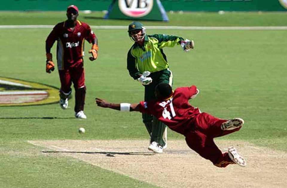 Dwayne Bravo attempts an acrobatic catch, West Indies v Pakistan, VB Series, Adelaide, January 28, 2005