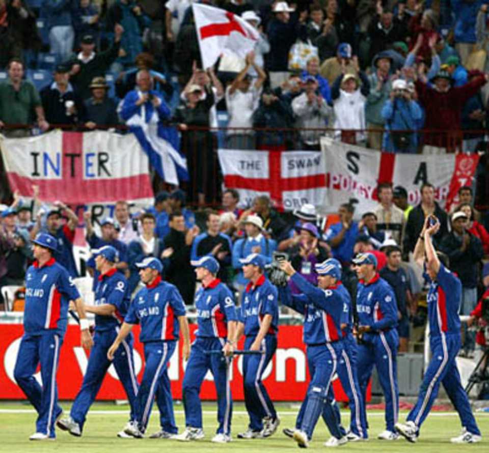 The England team led by Captain Nasser Hussain celebrate their win against Pakistan