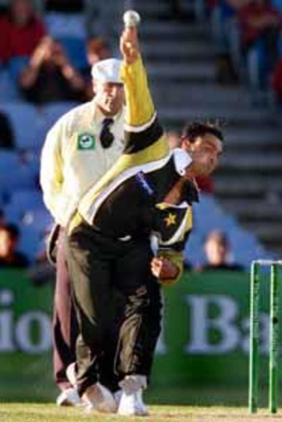 Shoaib Akhtar bowling in the 5th ODI at Dunedin v New Zealand 28 February 2001