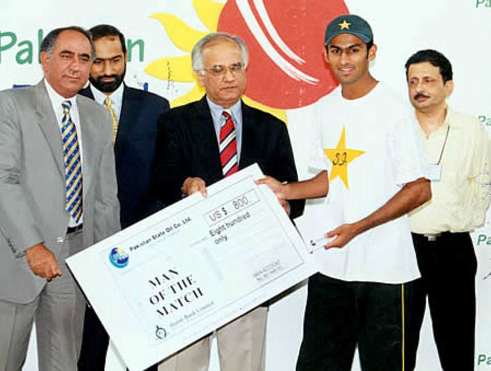 Shoaib Malik receives the Man of the Match award - 3rd ODI at Lahore, New Zealand v Pakistan, 27 Apr 2002