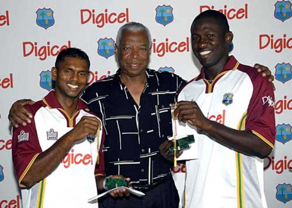 Lance Gibbs makes a presentation to Shivnarine Chanderpaul and Wavell Hinds