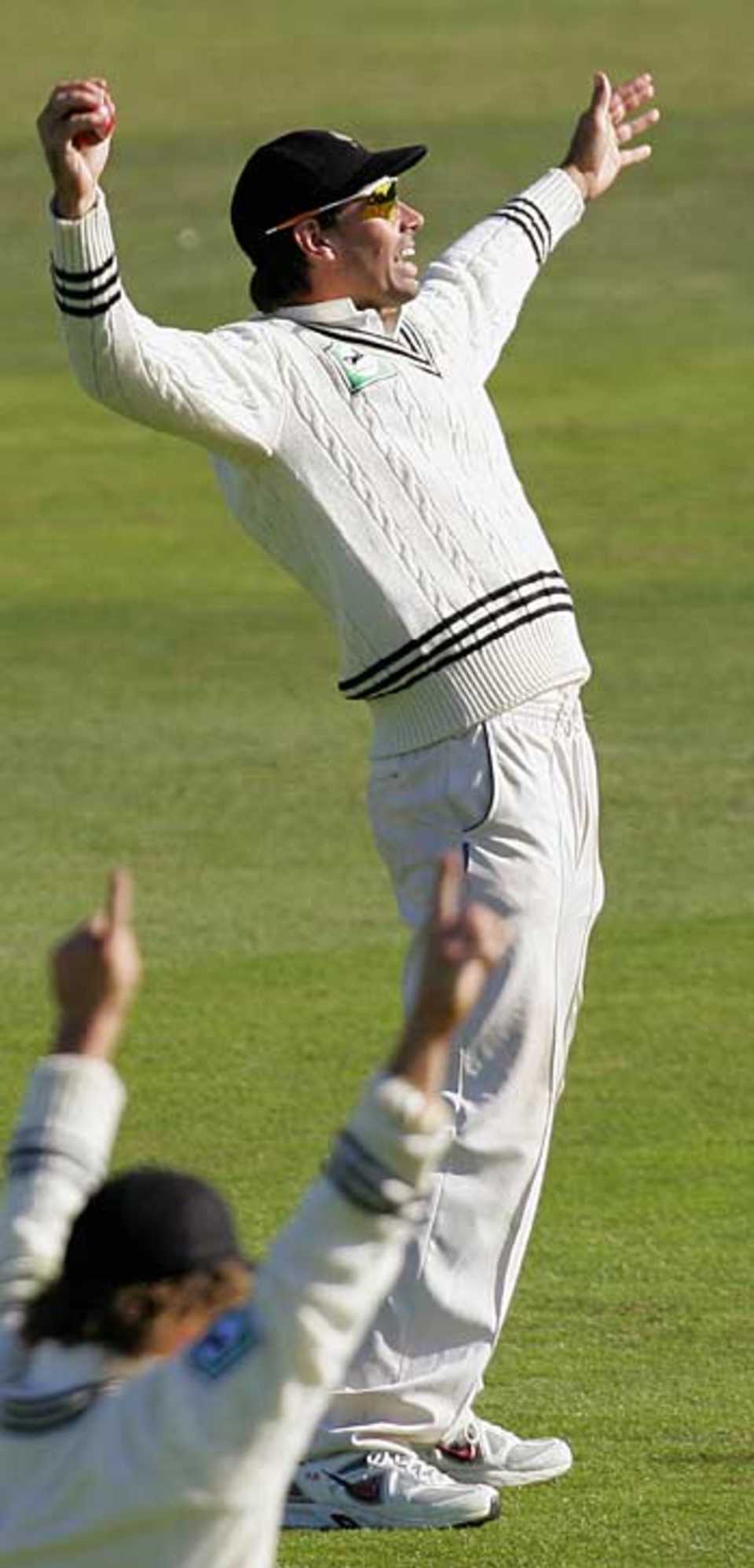 Stephen Fleming celebrates New Zealand's victory, New Zealand v Sri Lanka, 2nd Test, Wellington, April 13, 2005
