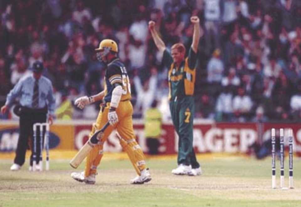 Pollock wraps up the AUS innings, bowling Brett Lee, Australia in South Africa 1999/00, 3rd One-Day International, South Africa v Australia, New Wanderers Stadium, Johannesburg, 16 April 2000