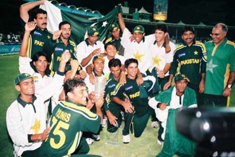 Pakistan team with the Cherry Blossom Sharjah Cup, Final: Pakistan v Zimbabwe, Cherry Blossom Sharjah Cup, 10 Apr 2003