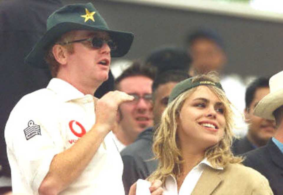 English celebrities Chris Evans and his singer wife Billie Piper wear Pakistan caps and England shirts while watching the exciting game between England and Pakistan