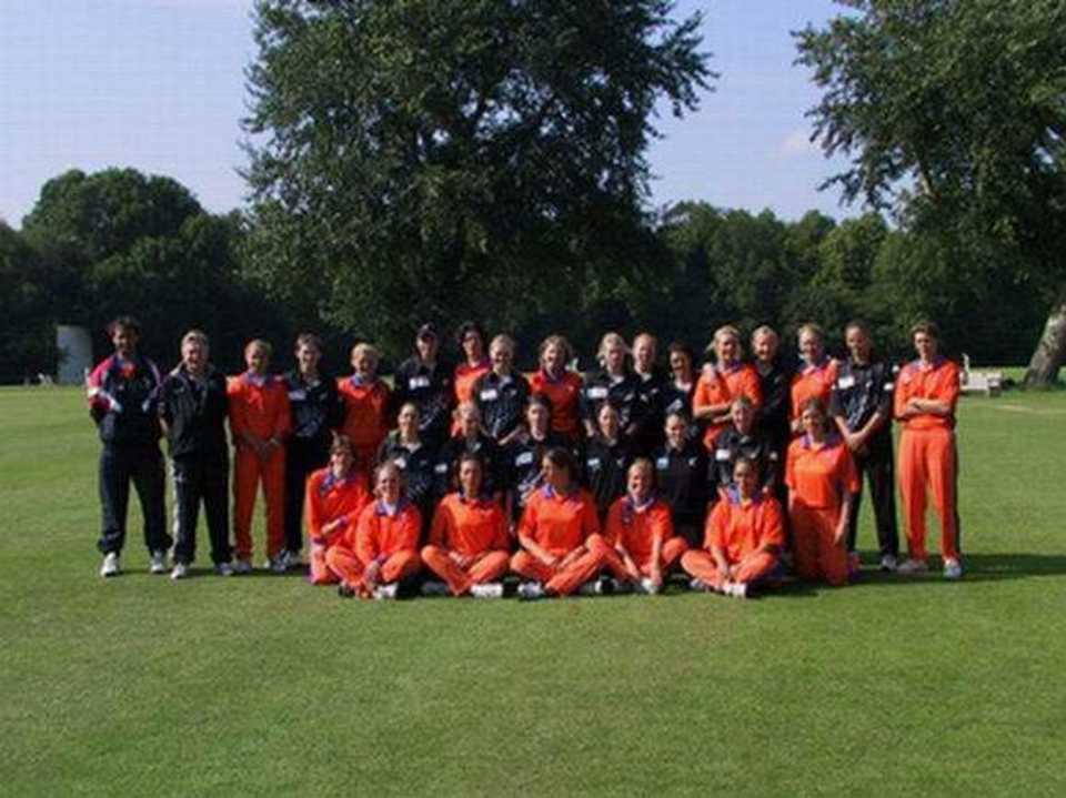 New Zealand and Netherlands for the Women's ODI at Amstelveen, 26 June 2002