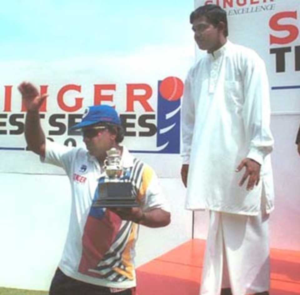 Ranatunga receives a special award for his contribution to Sri Lankan cricket from former off spinner Jeyananda Warnaweera, South Africa in Sri Lanka, 2000/01, 1st Test, Sri Lanka v South Africa, Galle International Stadium, 20-24 July 2000 (Day 4).