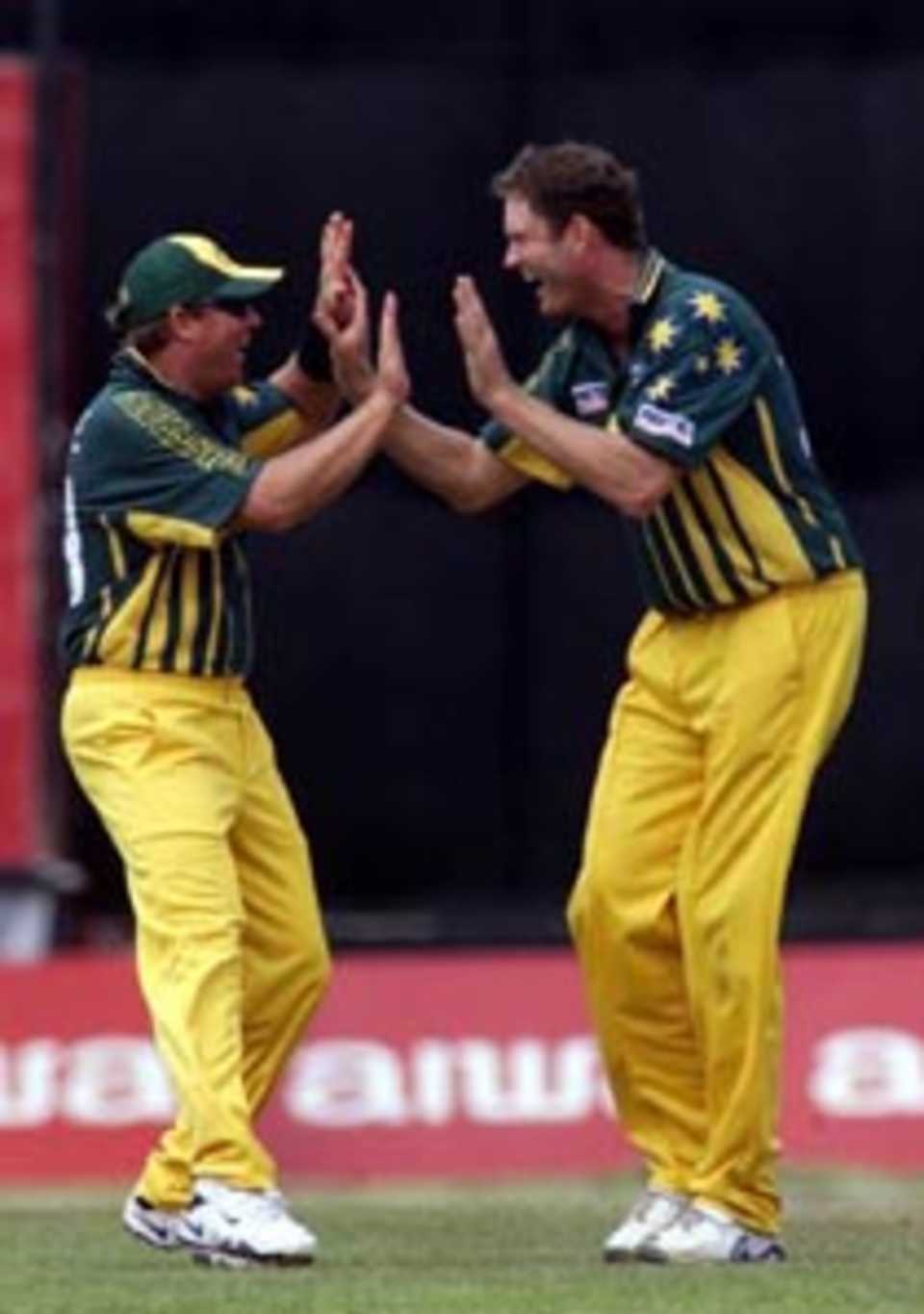 Shane Warne congratulates Tom Moody, Australia v India, Aiwa Cup, 1999/2000