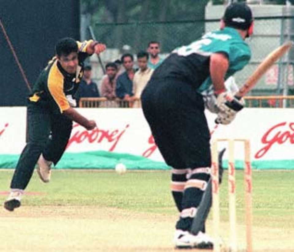 Pakistani Waqar Younis (L), bowls to New Zealander Christopher Cairns in the opening game of the 2000 Singapore Challenge cricket tournament in Singapore. Pakistan scored 191 for six in their 25 runs win over New Zealand by 12 runs. Godrej Singapore Challenge, 2000/01, 1st Match, New Zealand v Pakistan, Kallang Ground, Singapore, 20 August 2000.