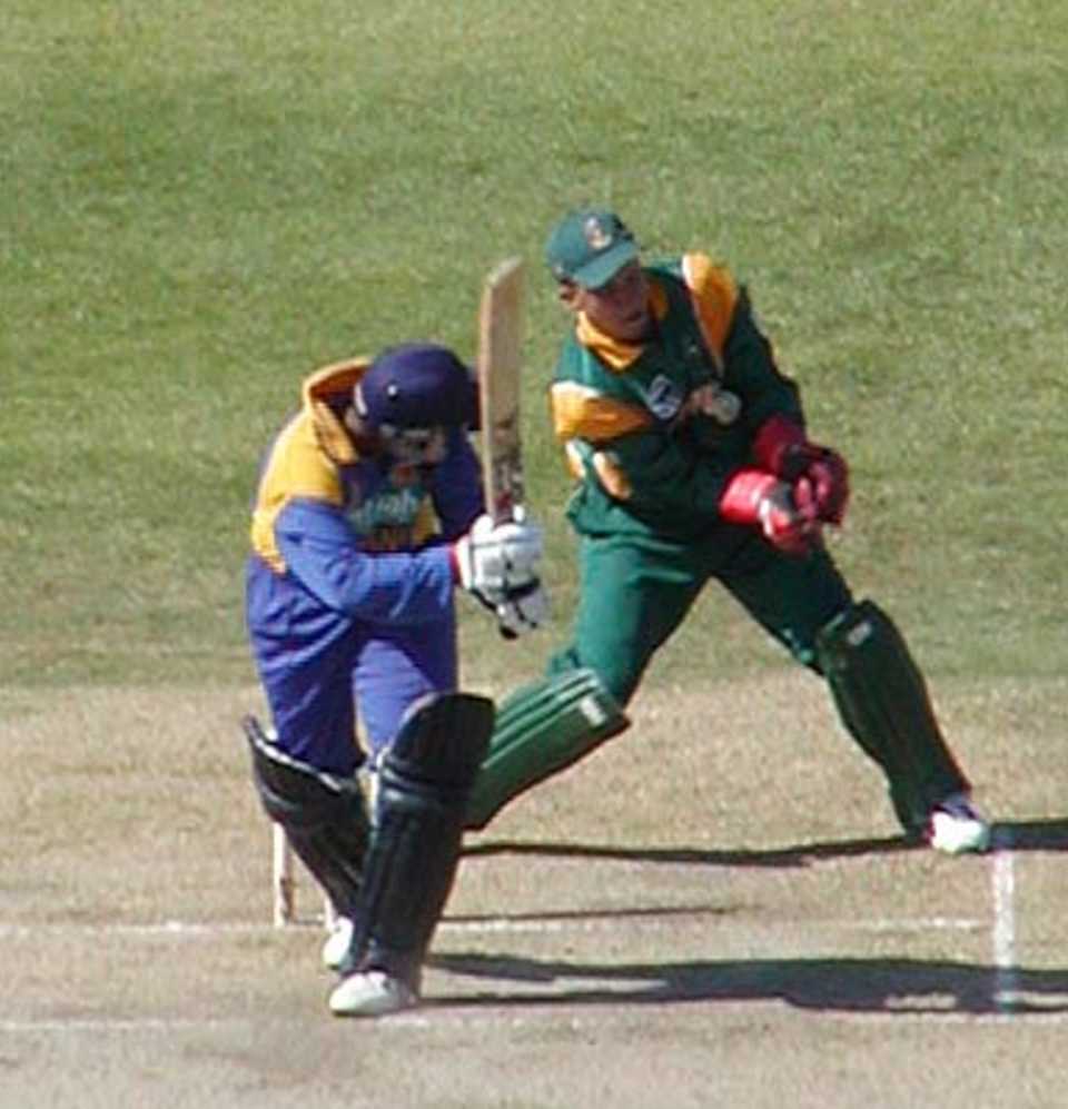 Dippenaar collects a wide, Morocco Cup, 6th ODI at Tangiers, South Africa v Sri Lanka, 19 Aug 2002