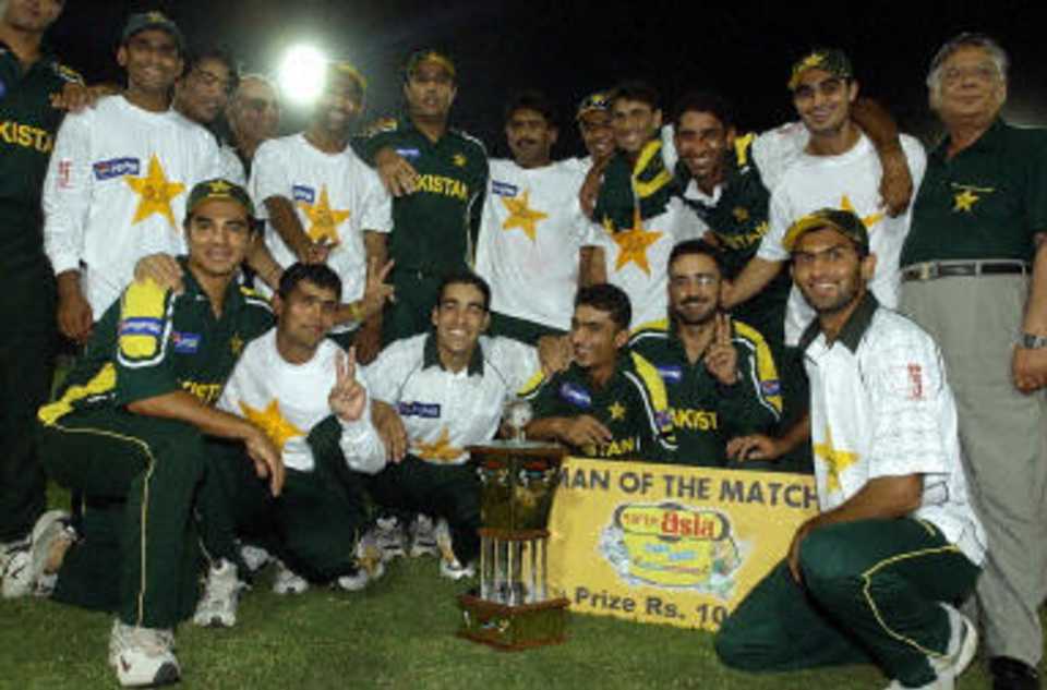 A jubilant Pakistani team with the trophy, Pakistan v Bangladesh, 5th ODI, Karachi, September 21, 2003.