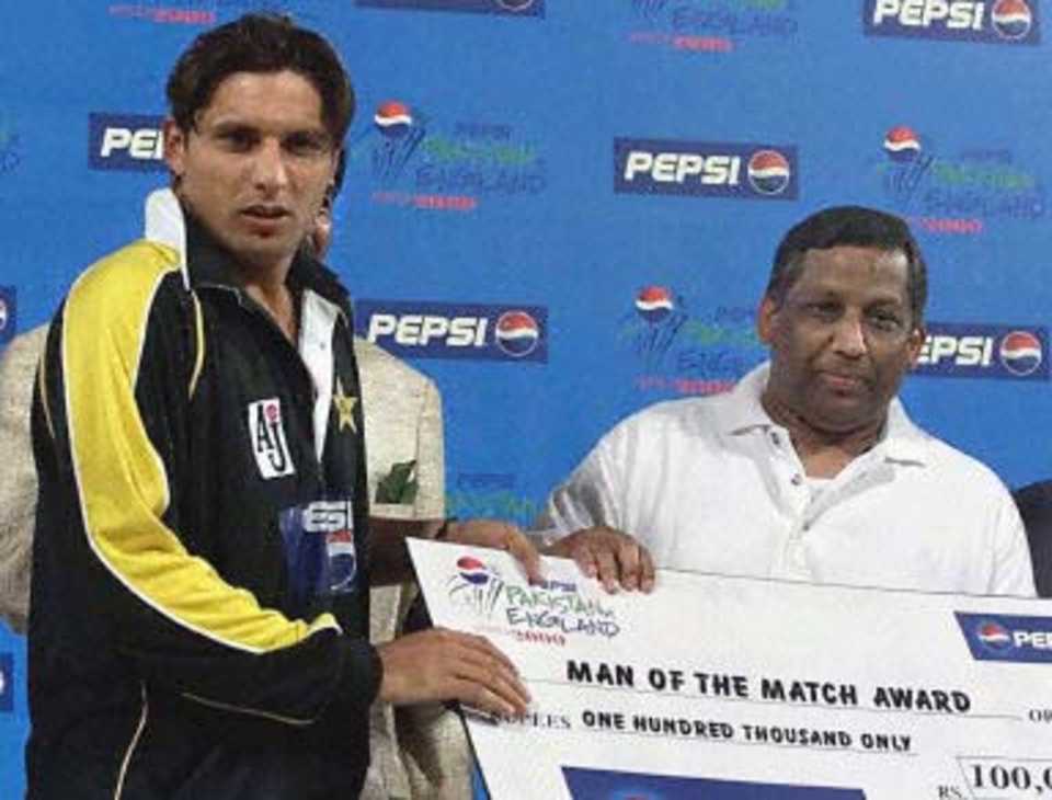 Shahid Afridi, the man of the match for snaring five wickets and making a half century, England in Pakistan, 2000/01, 2nd One-Day International, Pakistan v England, Gaddafi Stadium, Lahore, 27 October 2000.