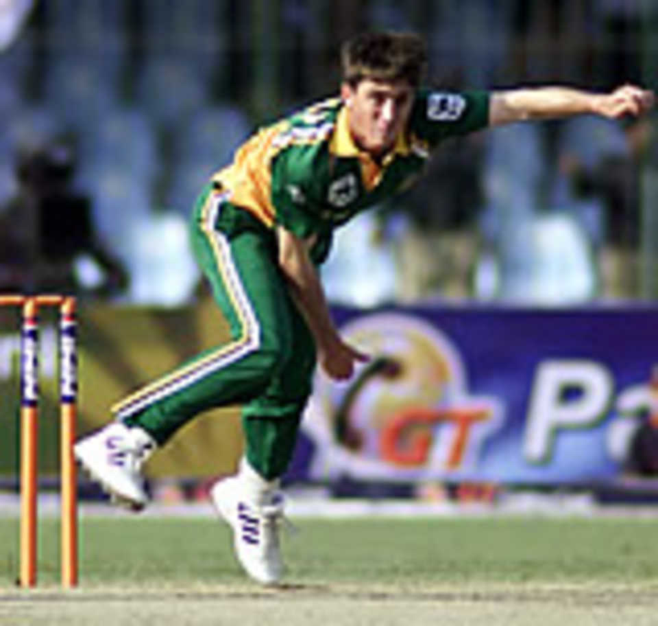 Alan Dawson bowling action, Lahore, ODI2, Pakistan v South Africa, October 5, 2003.