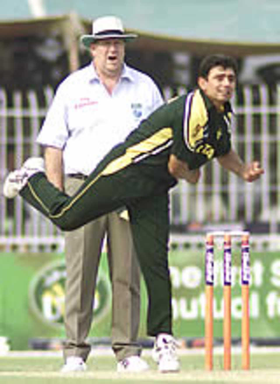Umpire Darrel Hair and Saqlain Mushtaq in action, Pakistan v South Africa, 3rd ODI, Faisalabad, October 7, 2003.