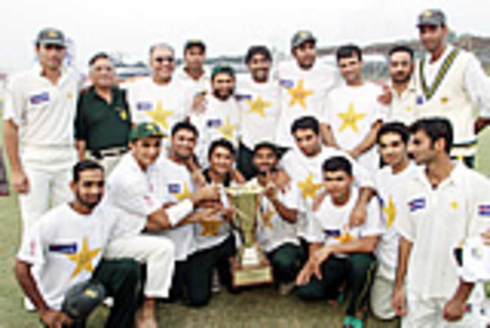 Pakistan team and officials with the trophy, Pakistan v South Africa, 2nd Test, Faisalabad, 5th day, October 28, 2003