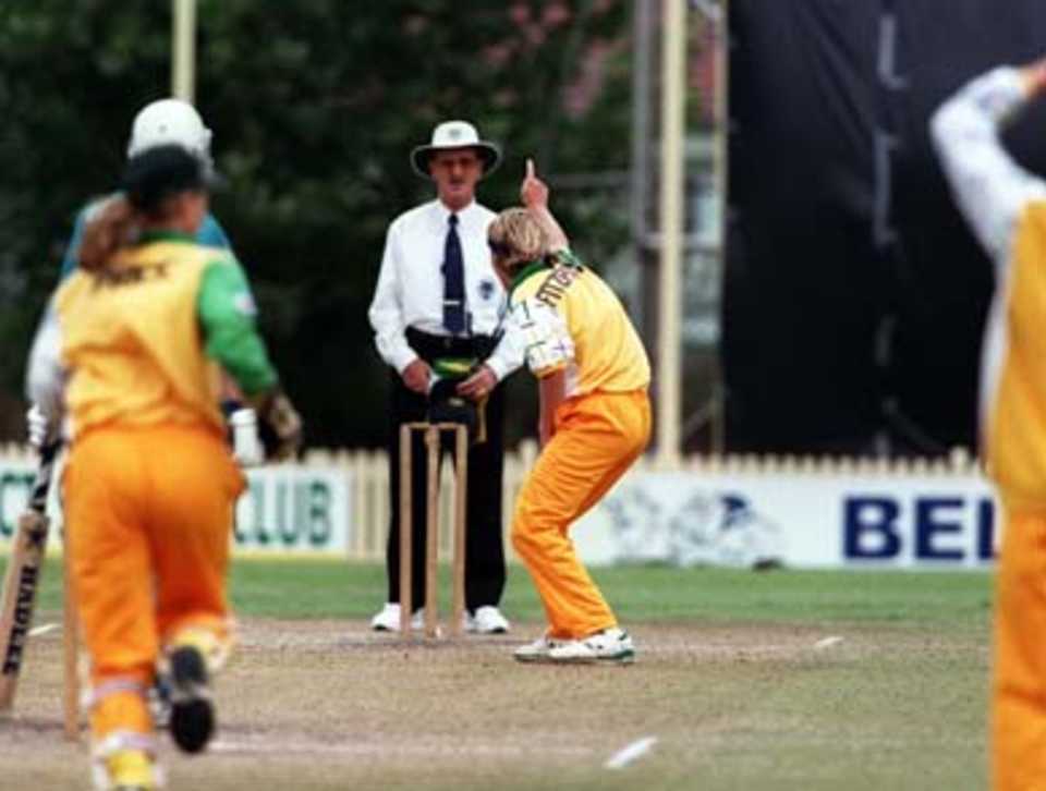 Cathyrn Fitzpatrick appeals . Aust v NZ 3rd ODI at Memorial Oval, Bankstown, Sydney Saturday November 8th 1997.