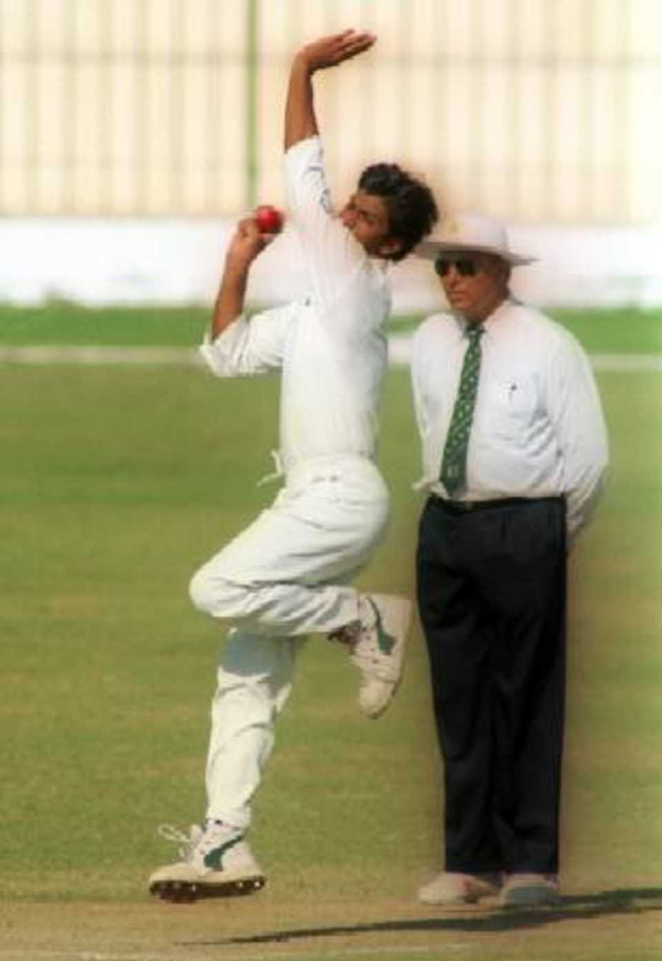 Kashif Raza is his delivery stride, Governor's XI v England XI at Peshawar, 8-11 Nov 2000