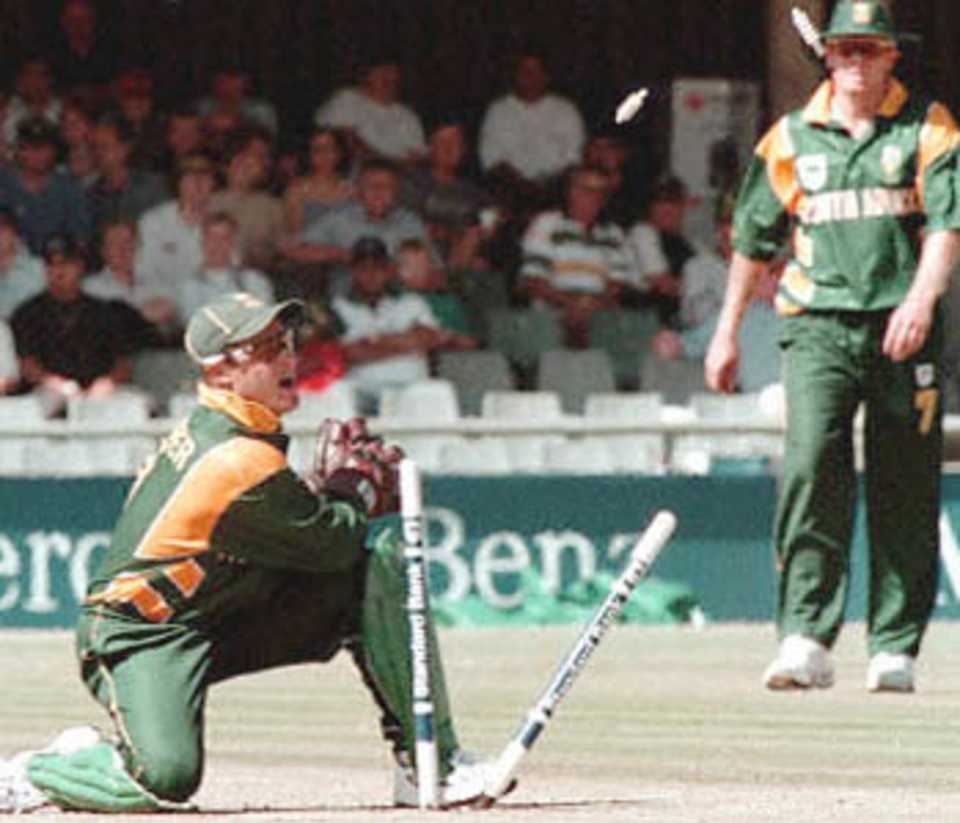 Boucher shatters the stumps to run a Sri Lankan batsman out, Sri Lanka in South Africa, 2000/01, 2nd One-Day International, South Africa v Sri Lanka, Buffalo Park, East London, 17 December 2000.