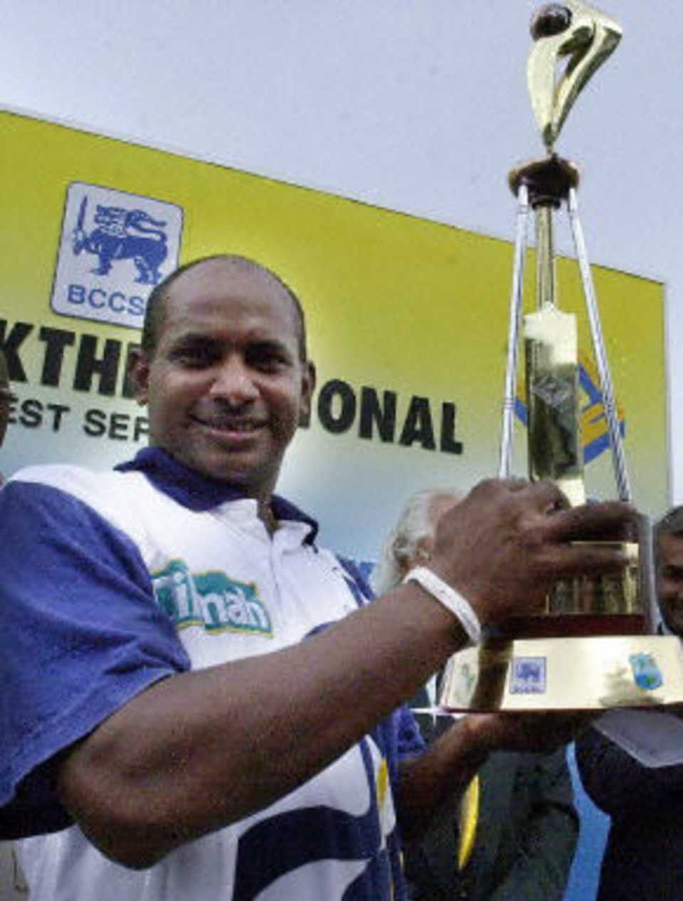 Sri Lankan skipper Sanath Jayasuriya holds the Janashakthi National trophy